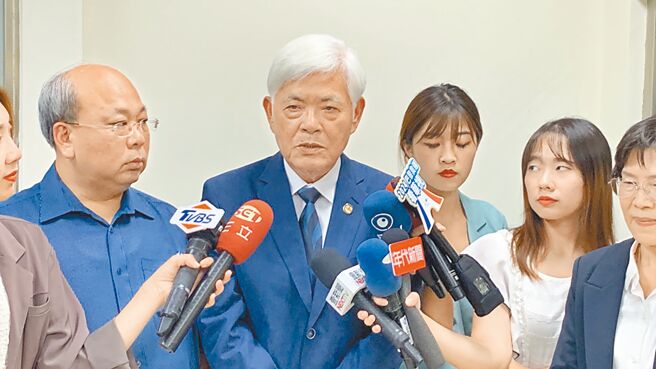 中選會不只是要基隆市選委會把查對期間從法律規定的40日改成30日，甚至還實質介入了查對偽造的認定標準，與當年陳英鈐的「查對權責都在全國各戶政機關」，可以說是南轅北轍。圖為中選會主委李進勇。（徐佑昇攝）