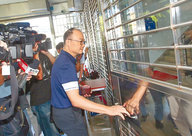 前海基会董事长郑文灿涉犯贪污治罪条例遭羁押禁见，委任律师陈永来12日一早前往桃园监狱探视。（范扬光摄）