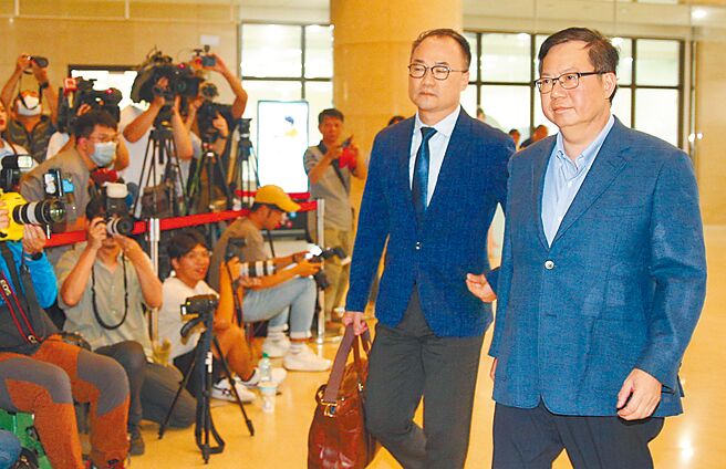 前海基会董事长郑文灿（右一），羁押2个月确定。（资料照/陈麒全摄）