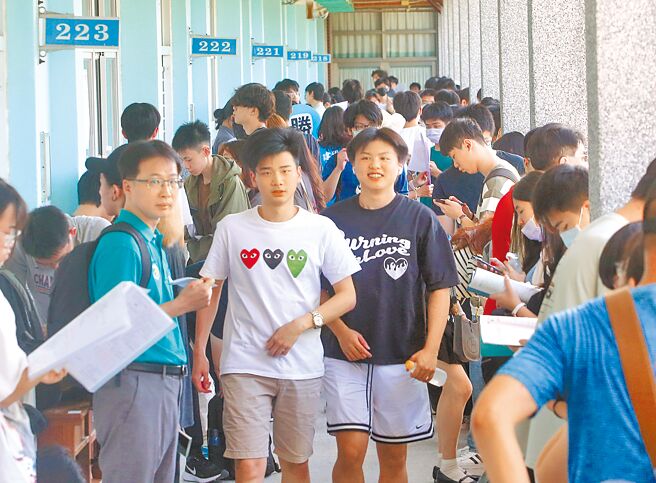 113学年度分科测验12日登场，今年有4.2万人报名，选考科目以数学甲2.6万人最多，台北市建国中学考场考生们在试场外等候考试。（赵双杰摄）