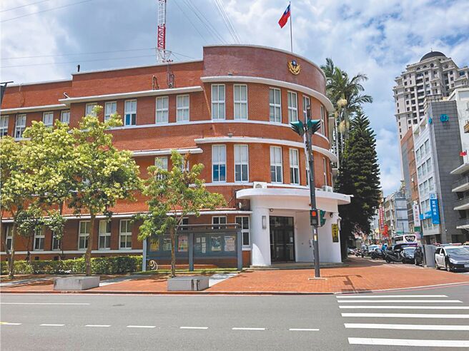 检调查出有新竹市官警涉嫌协助民眾销违规白单，11日一口气带回28人讯问，声押21人，为竹市警政史上最大规模。（王惠慧摄）