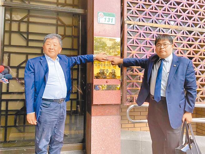 BNT疫苗採購爭議，前衛福部長陳時中（左）控告吳子嘉散播不實言論，一審法官12日判決吳子嘉賠償300萬元。（本報資料照片）