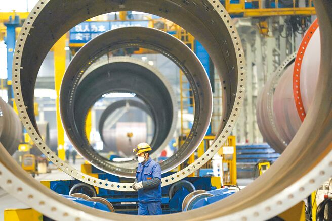 圖為南京一工人在生產線上工作。（中新社）