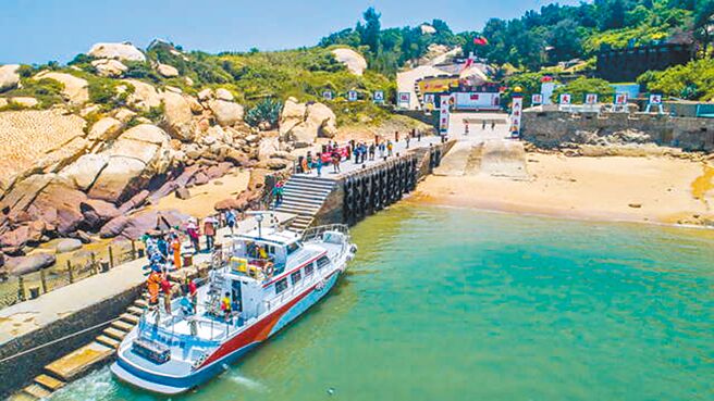 金门县政府12日发布重启大胆岛观光的好消息，将自7月27日开始试营运，并规画结合业者加入蓝色公路游程，让游客享受更多样化的体验。（金门县政府提供／于家麒金门传真）