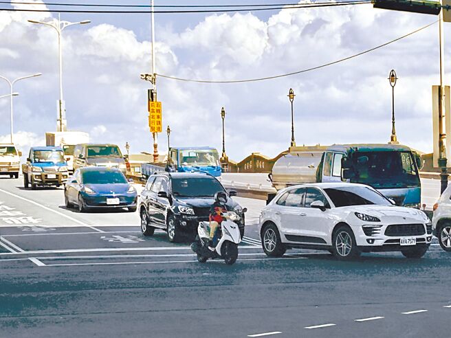台中市大里區內新橋北端7月啟動科技執法，台中市議員李天生12日說，民眾陳情左轉車道短，每當車流壅塞後方車輛只好「跨越雙白線」開到直行車道，擔心被開罰。（市議員李天生提供／潘虹恩台中傳真）