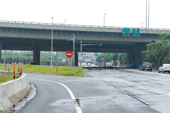 国3古坑交流道的南北向匝道口不在同一处，图为古坑乡荷苞村的匝道口，只能北上、不能南下。（周丽兰摄）