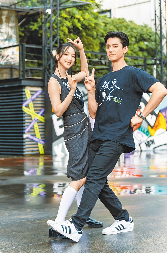 吴慷仁（右）和刘主平为主演《破浪男女》接受本报专访畅聊拍摄趣事。（罗永铭摄）