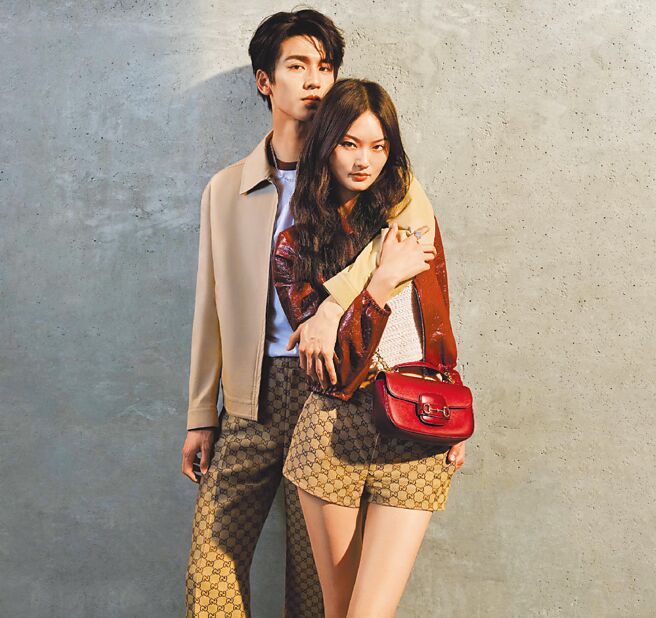 GUCCI七夕情人節主題形象廣告，由品牌大使張凌赫（左）與國際超模賀聰演繹。（GUCCI提供）
