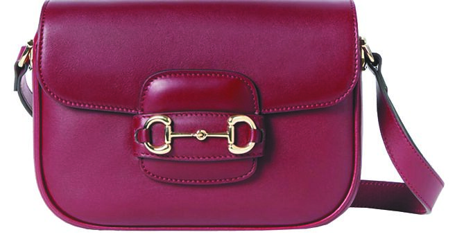 GUCCI Horsebit馬銜鍊Rosso Ancora紅，10萬6400元。（GUCCI提供）