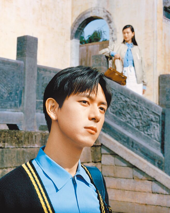 Prada為今年七夕情人節，邀請品牌代言人李現（左）、模特兒謝欣在徽州古村拍攝時尚大片。（Prada提供）