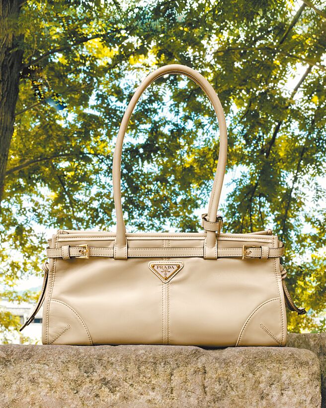 Prada Soft Lux皮革肩背包，9萬元。（Prada提供）