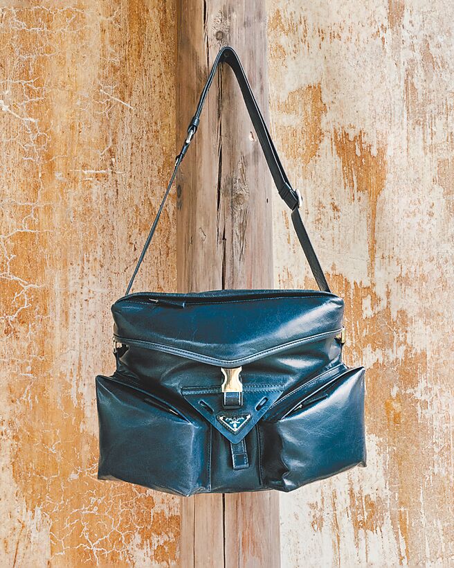 Prada Soft Lux皮革肩背包，10萬5000元。（Prada提供）