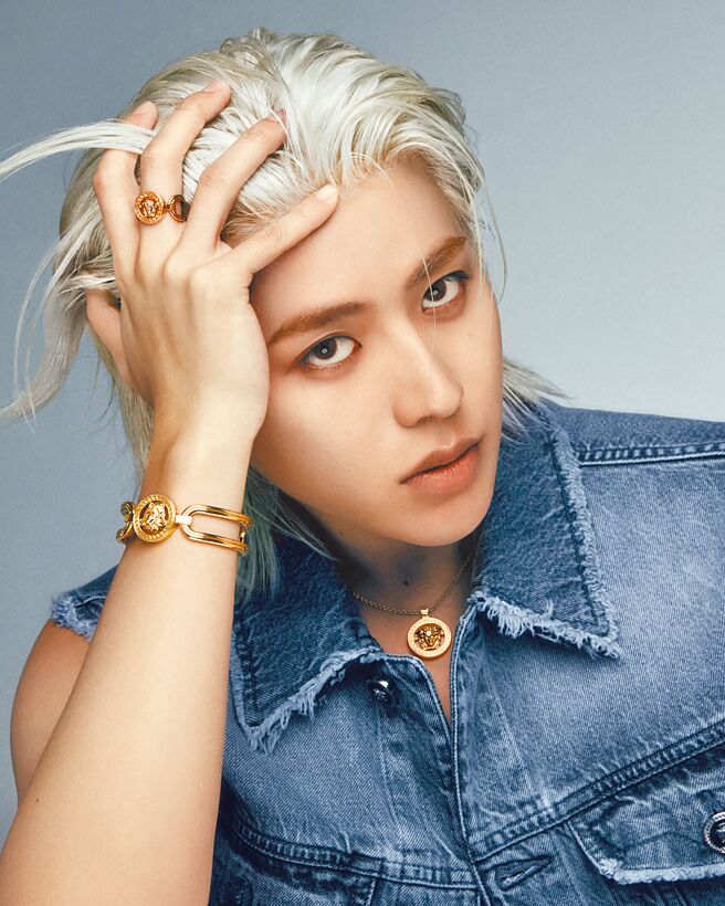 Versace品牌大使蔡徐坤，以經典、率性的丹寧造型搭配標誌性Medusa’ 95系列配飾，演繹七夕畫報。（Versace提供）