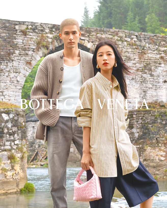 Bottega Veneta今年七夕由周雨彤（右）和米卡，以「有你的風景」為題，在廣告影片中把鵲橋意象與品牌誕生地義大利威尼托地區橋梁相結合。（Bottega Veneta提供）