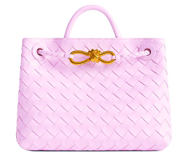 Bottega Veneta Andiamo棉花糖粉編織皮革手提肩背包，價格店洽。（Bottega Veneta提供）
