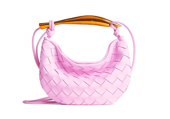 Bottega Veneta MINI SARDINE棉花糖粉編織皮革金屬提把斜背包，價格店洽。（Bottega Veneta提供）