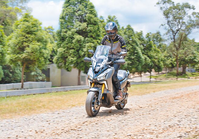 SYM ADXTG配备41mm倒立式前叉及铝合金双三角台设计，提供稳定的操驾特性。（吴松翰摄）