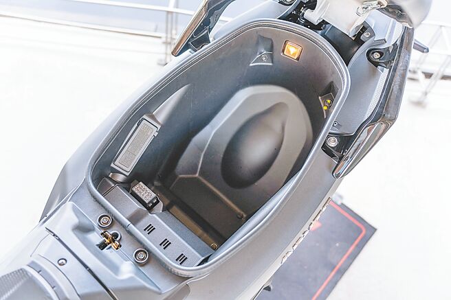 置物箱具备32L容量。（吴松翰摄）