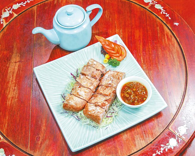 「芋泥香酥鴨」這道工序繁複的功夫菜，一般只有過年或宴客才會吃到。（粘耿豪攝）