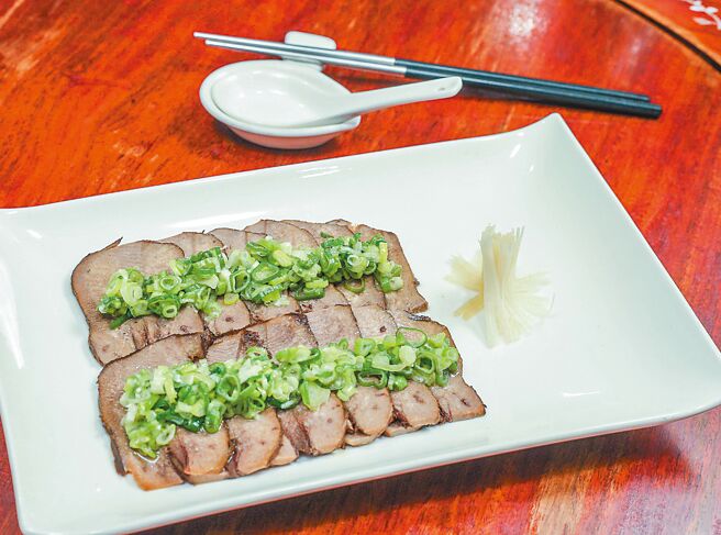 「點水樓」將傳統上海年夜菜「醬牛舌」端上桌，主廚特調的三星蔥醬，讓整體味道更豐富。（粘耿豪攝）