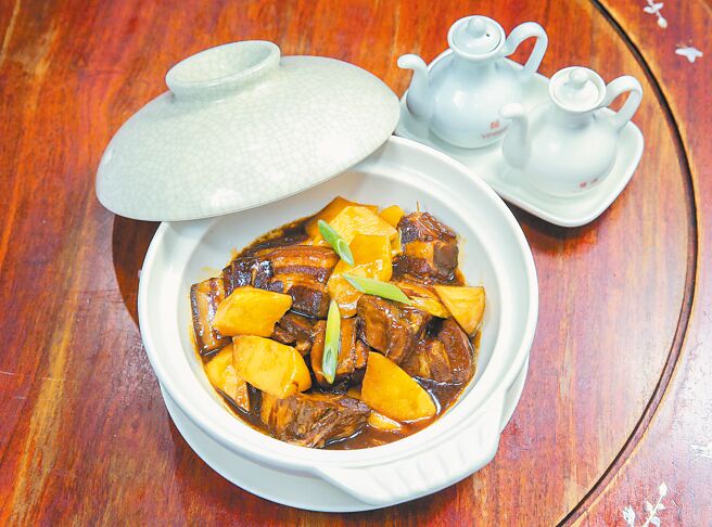 「觀音山綠竹筍燒肉」以當季的觀音山綠竹筍，結合上海菜「外婆的紅燒肉」，鹹甜交織很下飯。（粘耿豪攝）