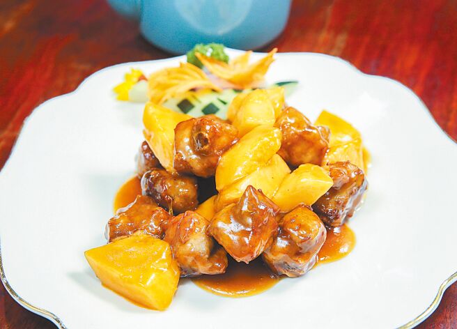 「蜜瓜糖醋小排」以宜蘭網紋洋香瓜入菜，誘人香氣令人垂涎。（粘耿豪攝）