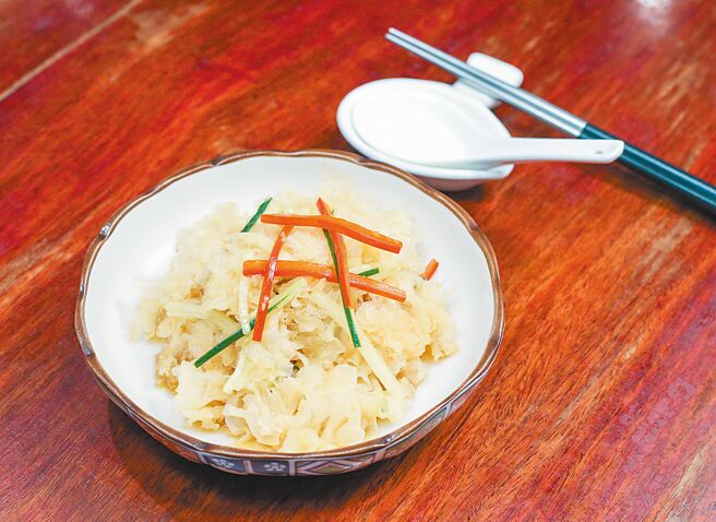 業者特別使用散發出自然花香、新鮮茉香白玉銀耳入菜，推出酸甜開胃的「涼拌銀耳」。（粘耿豪攝）