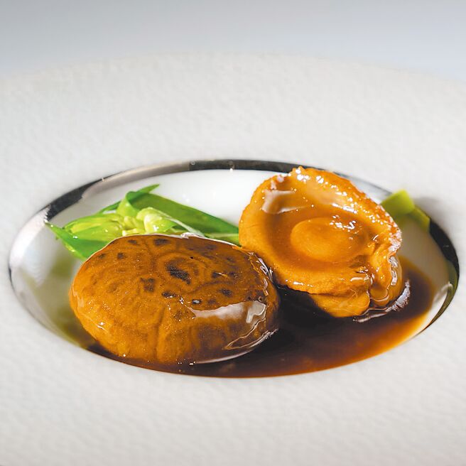 「陳年菜脯鮑魚扣花菇」滋味鮮濃不膩、曼妙回甘。（萬象餐飲提供）