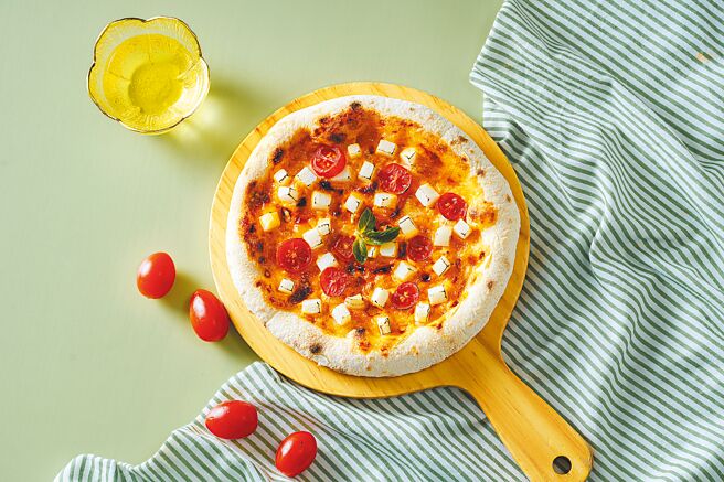 主廚以當令肥美的綠竹筍入菜，推出中西合併的「綠竹筍披薩」。（饗賓集團提供）