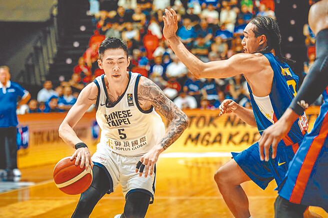 瓊斯盃男子組賽程13日開打，中華隊面臨烏克蘭等隊強力威脅，當家一哥劉錚（左）必須扛起重擔。（取自FIBA官網）