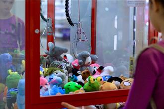 夾娃娃機放仿冒天堂   警花780元「保夾」取證   台主慘被判刑