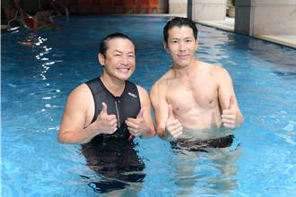 台劇男神黃少祺、江宏恩脱了！泳池較勁超驚人健壯肌