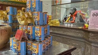 讓毛小孩呷平安！北港義民廟狗罐頭供品 免費擲筊帶回家