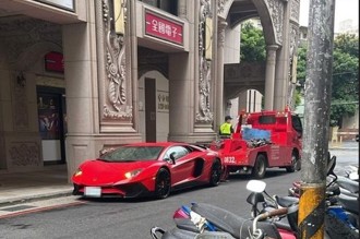 超哥千萬「大牛」違停遭拖吊　網友：拖吊車超派！