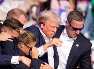 《辛普森家庭》首次预言失败？川普「躺棺照」真相曝光