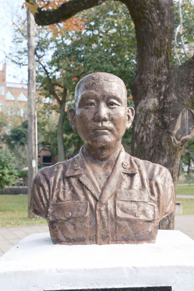  位於大溪中正公園的陸軍上士蕭曜友紀念碑，記錄了國軍愛民的感人故事。
（本報資料照片）