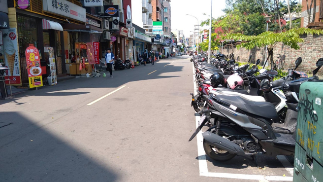 长时间受高温阳光照射的机车坐垫，温度可达70度，相当恐怖。(示意图／台中市府提供)