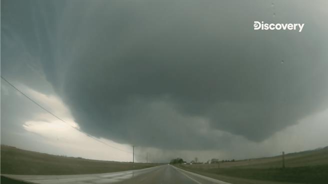 《直击暴风眼》以身歷其境的影像画面，还原龙卷风令人震慑的狂暴威力。（Discovery频道提供）