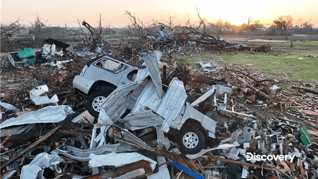 社区被狂风摧毁剷平，搜救人员陆续从倒塌的房屋中搬出一具具遗体。（Discovery频道提供）