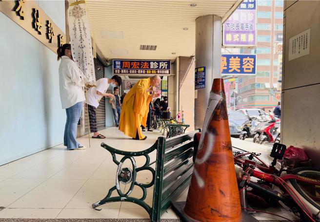 殉职警员黄玮震家属13日下午前往案发现场招魂。（吕健豪摄）