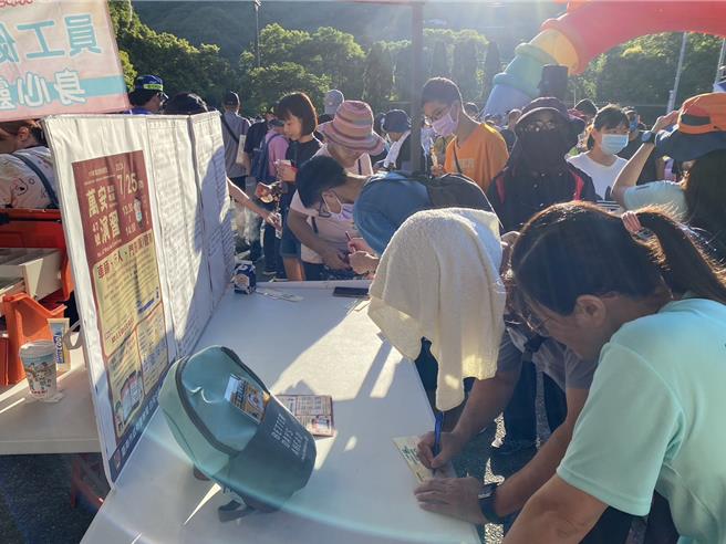 台南市政府劳工局14日在白河关子岭举办健走，吸引数百位劳工朋友早起参加，因应下周的万安演习，白河警分局在现场设摊加强宣导演习注意事项。（读者提供／张毓翎台南传真）