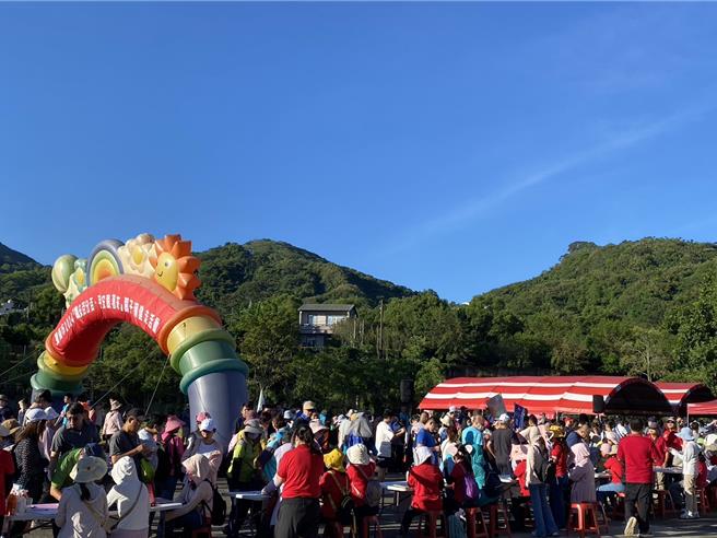 此次健走活动起点在仙草国小关岭分校，路程全长约4公里，许多大朋友牵着小朋友的手同游，欣赏关子岭的青山绿水之景。（读者提供／张毓翎台南传真）