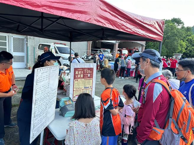 白河警分局今天在仙草国小关岭分校宣导万安演习的相关事项，并向刚放暑假的学子宣导反毒等观念。（读者提供／张毓翎台南传真）