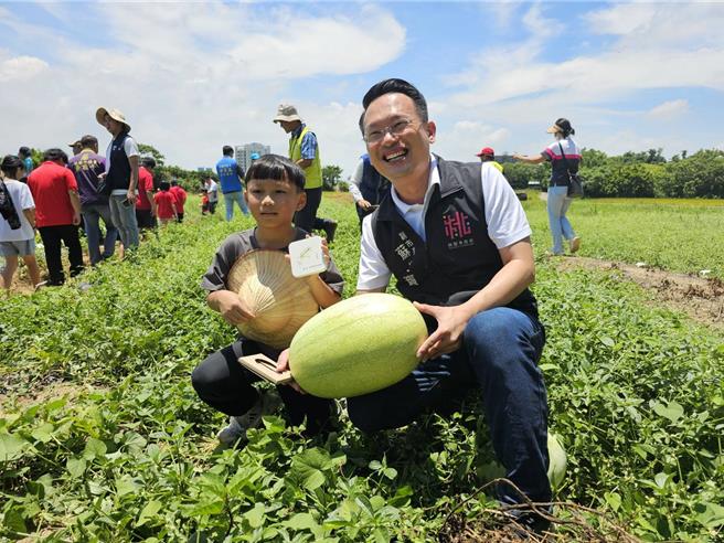 溪海採瓜兼賞花，桃園市副市長蘇俊賓推溪海西瓜節食農教育。(農業局提供／呂筱蟬桃園傳真)