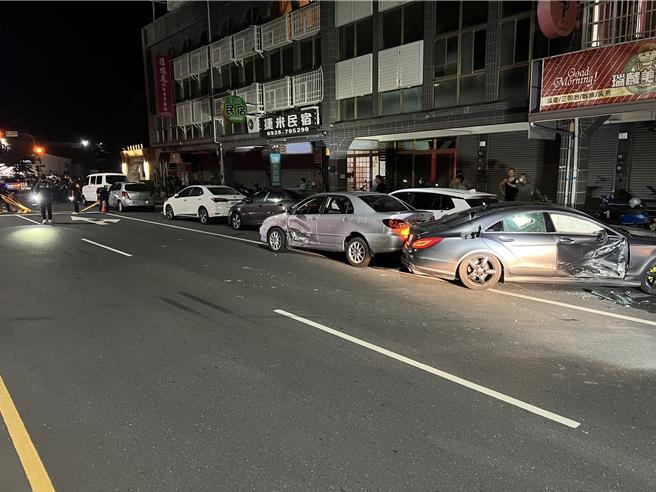 台东市连航路昨（13）日晚间发生街头暴力讨债，黑色宾士车被砸成蜂窝状。（民眾提供／萧嘉蕙台东传真）