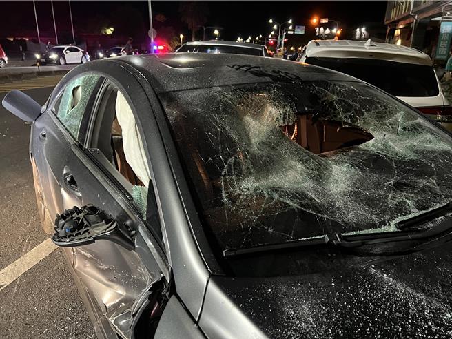 黑色宾士车前后挡风玻璃碎裂，破好个大洞，安全气囊爆开，幸无人伤亡。（民眾提供／萧嘉蕙台东传真）