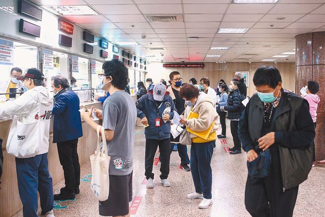 今年夏季上呼吸道傳染病異常爆發，許多診所病患暴增。（圖／示意圖，記者鄧博仁攝影）