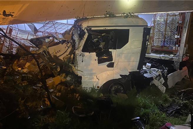 駕駛營業半聯結車的3林姓男子，疑精神不濟，車輛衝出竹北出口匝道外側護欄後翻落外側邊坡。（國道警方提供／羅浚濱新竹傳真）