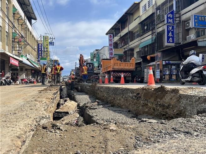 市议员林盈彻指出，内湖路是南香山到竹南崎顶民眾重要生活圈，施工却未事先向地方说明及通知，造成住户、店家困扰。（翻摄自林盈彻脸书）