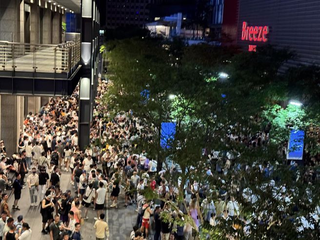 一名网友目睹昨天半夜有大批人潮挤爆信义区。（翻摄自信义区三两事脸书）